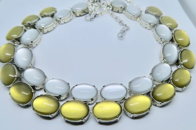 Collier Gold und Perlmutt aus der Rainbow Kollektion
